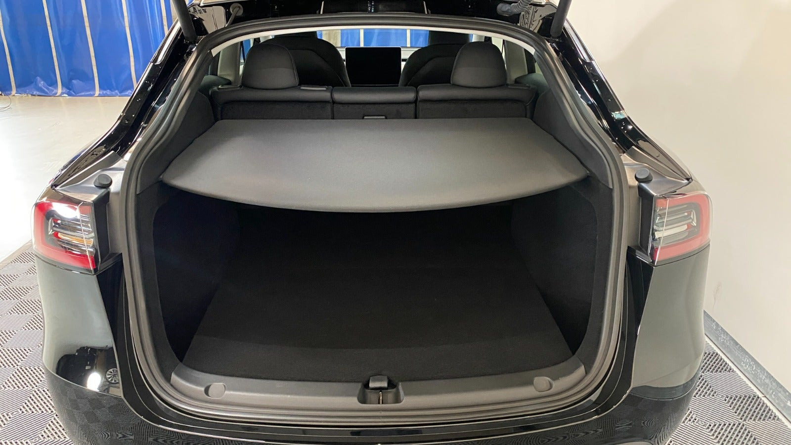 Sort Tesla Model Y fra 2024