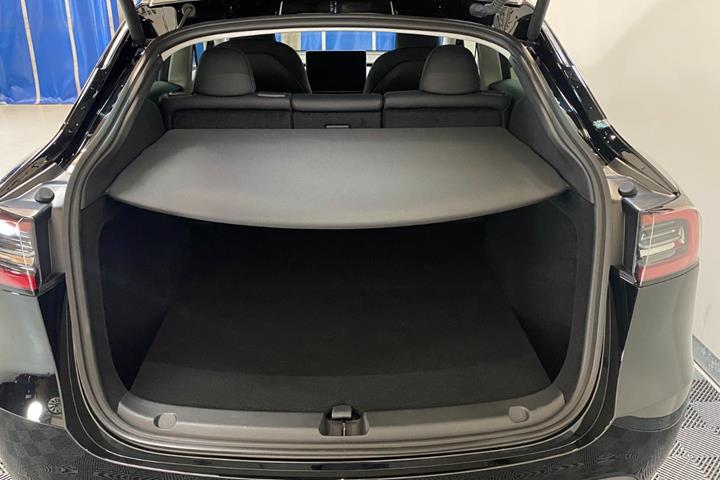 Sort Tesla Model Y fra 2024
