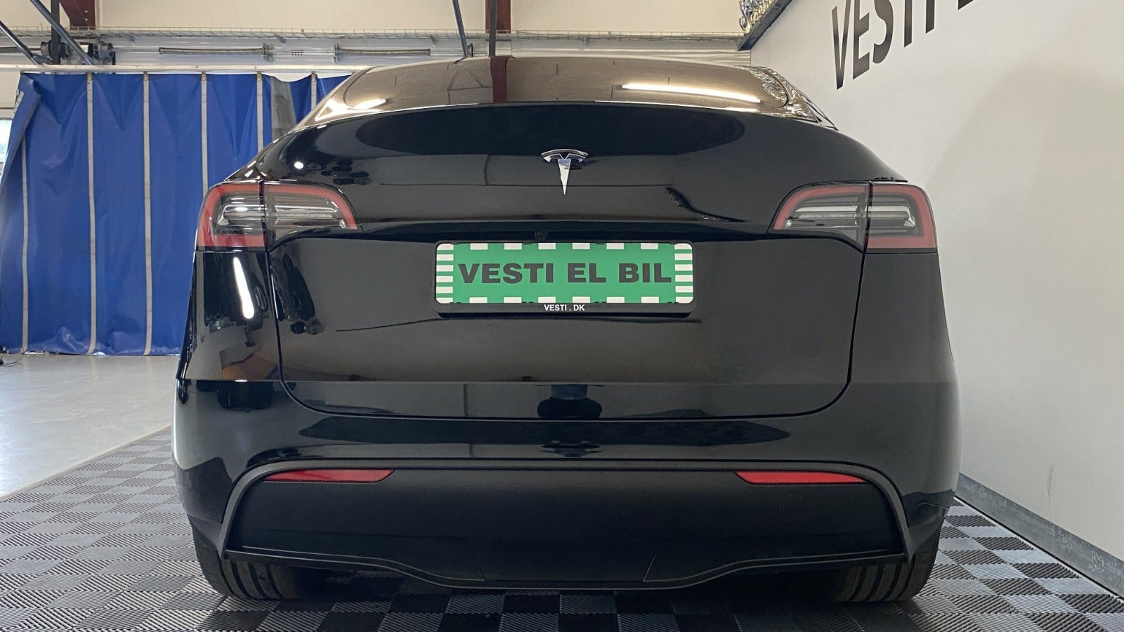 Sort Tesla Model Y fra 2024