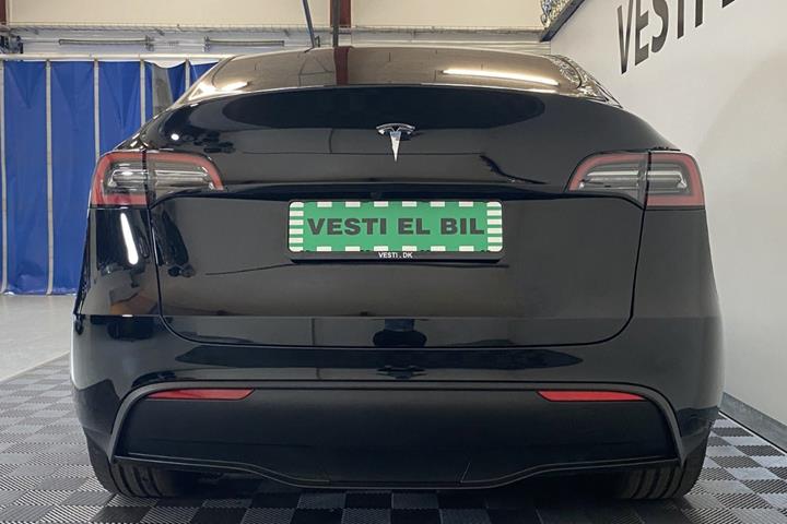 Sort Tesla Model Y fra 2024