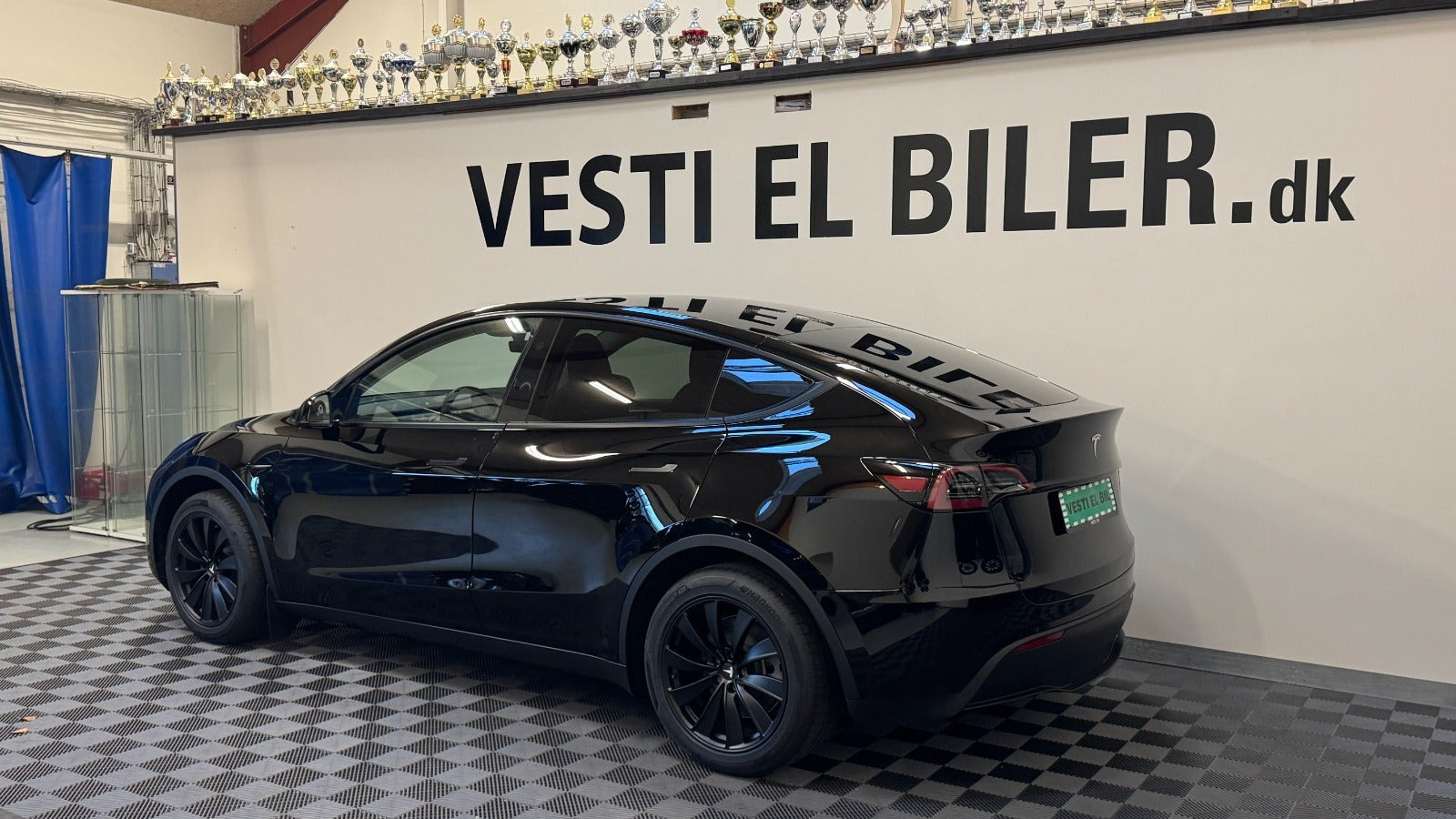Sort Tesla Model Y fra 2024