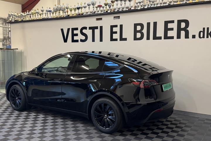 Sort Tesla Model Y fra 2024