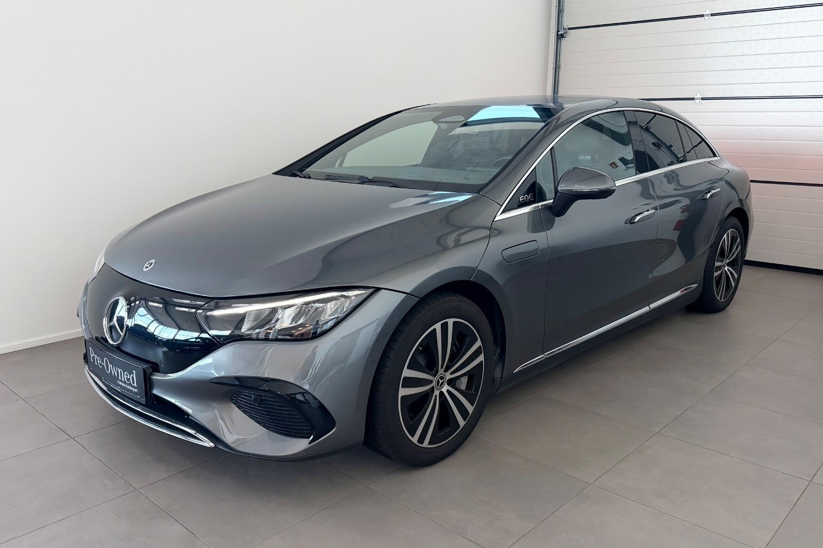 Grå Mercedes EQE300 fra 2025 set udefra
