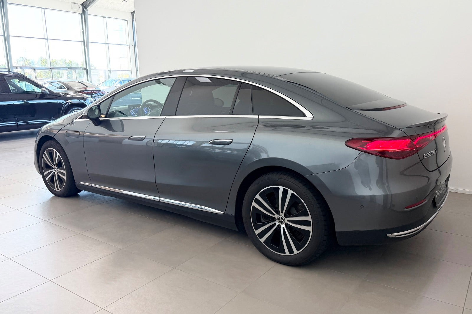 Grå Mercedes EQE300 fra 2025