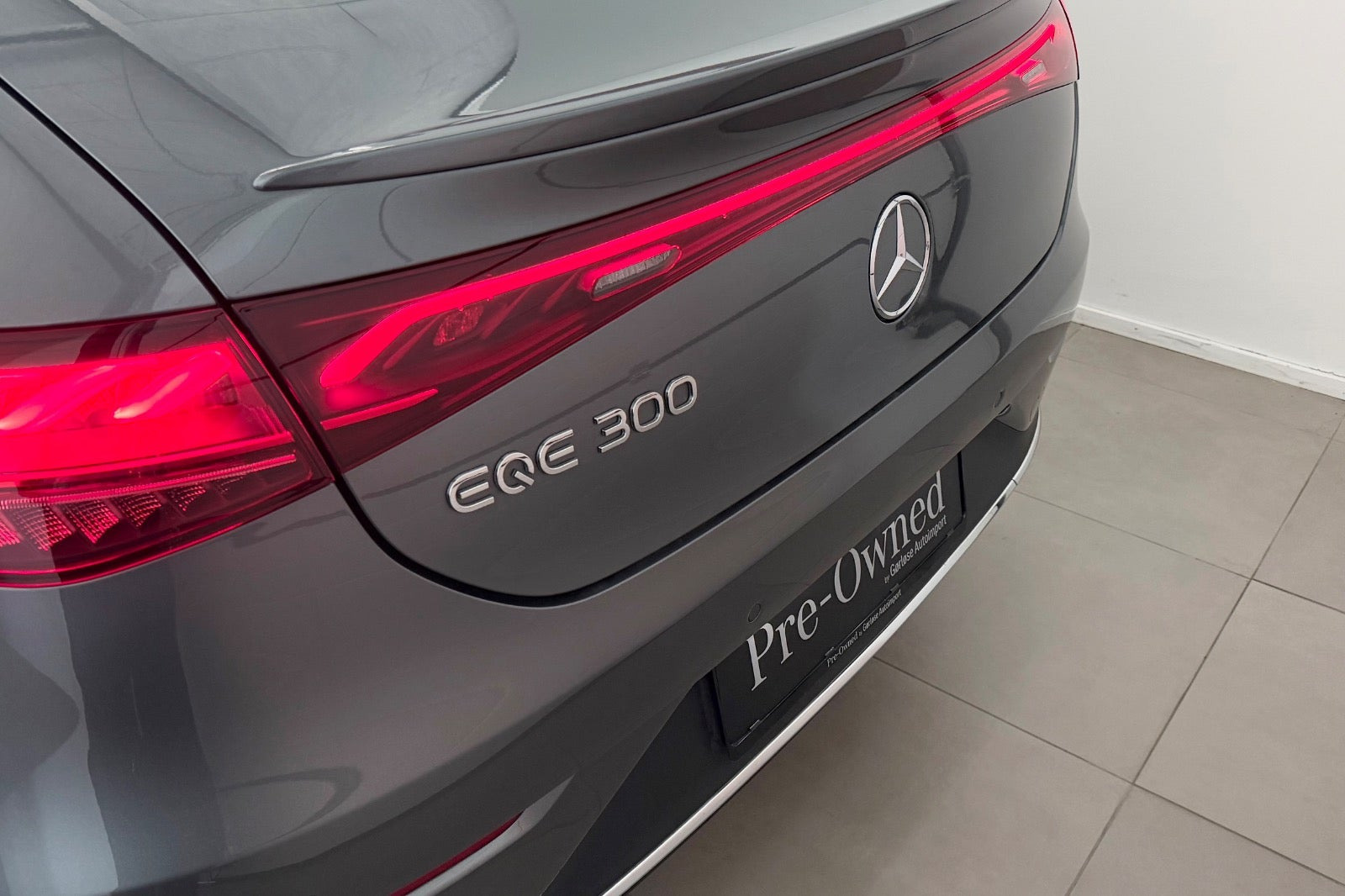 Grå Mercedes EQE300 fra 2025