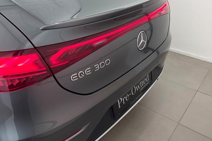Grå Mercedes EQE300 fra 2025