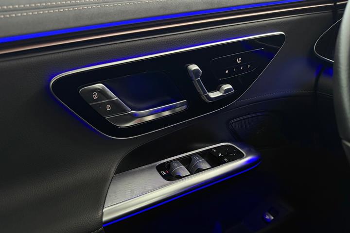 Grå Mercedes EQE300 fra 2025