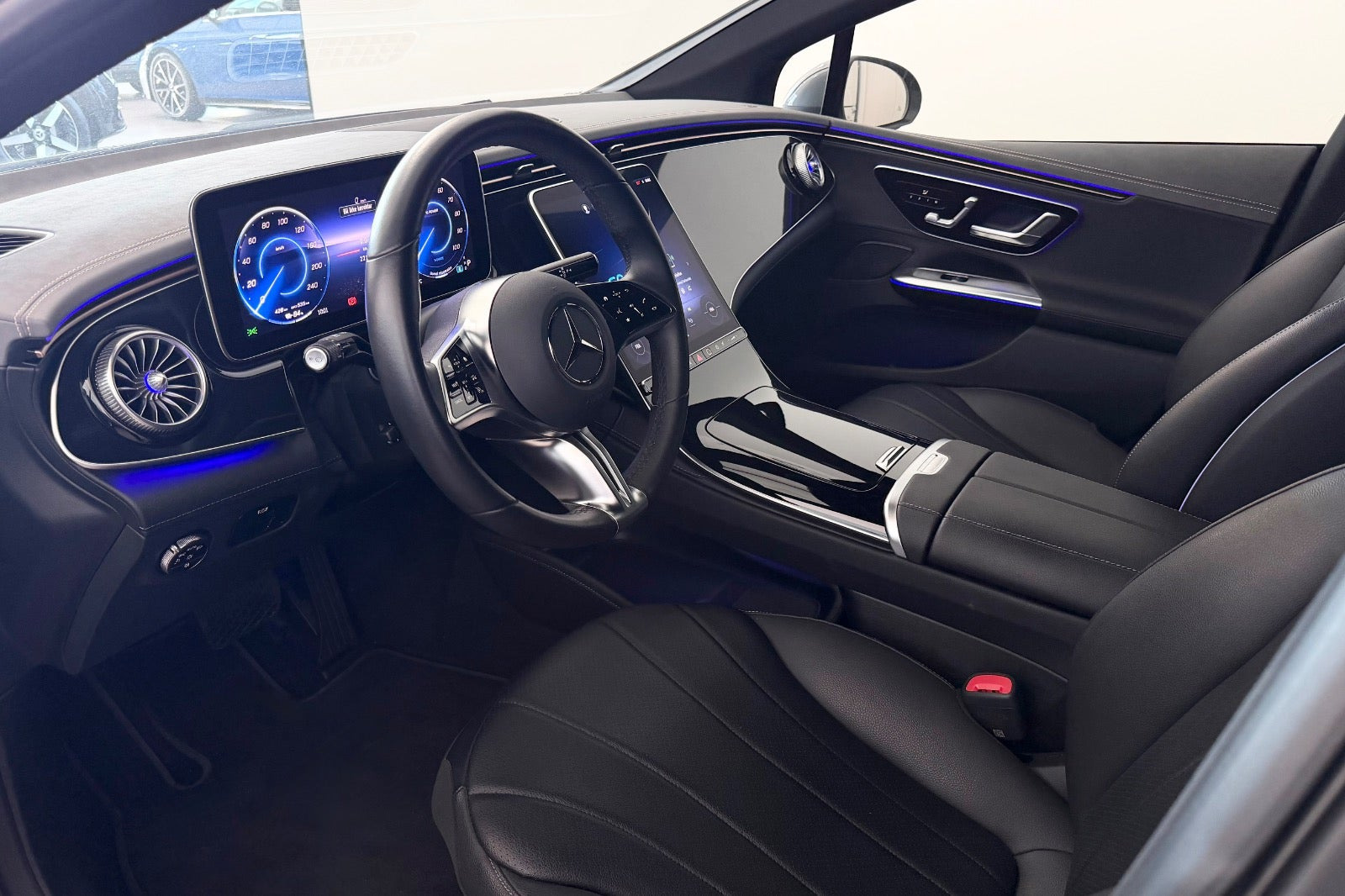 Grå Mercedes EQE300 fra 2025
