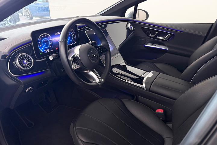 Grå Mercedes EQE300 fra 2025