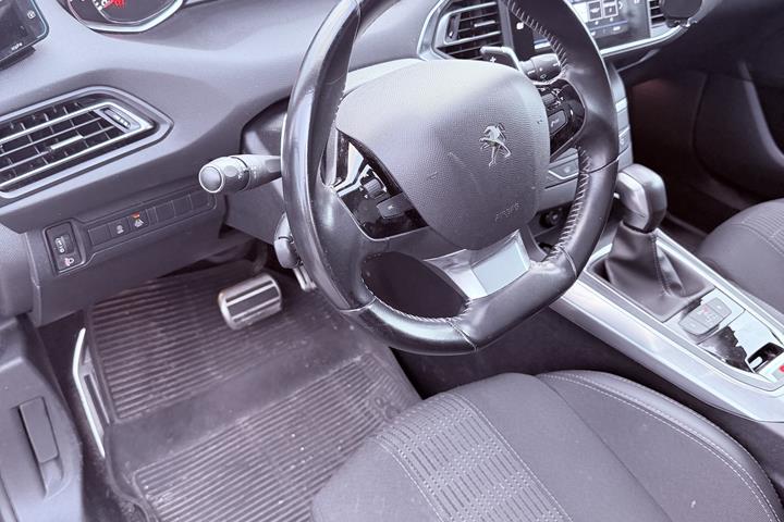 Sort Peugeot 308 fra 2019
