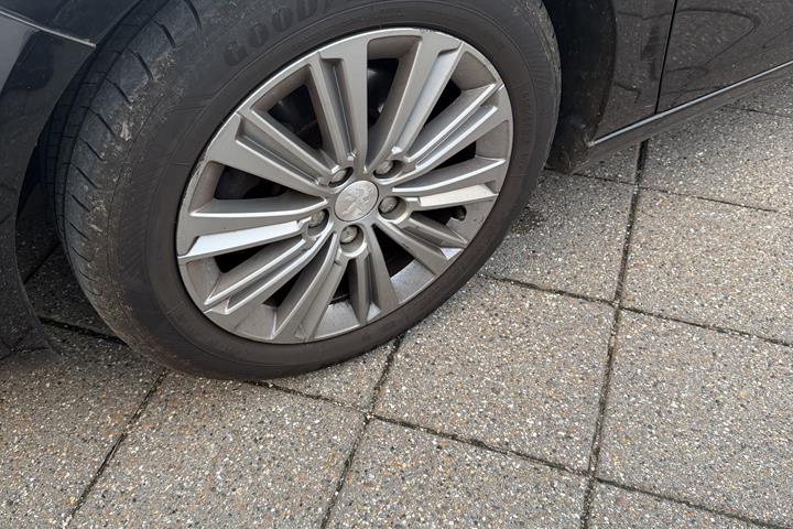 Sort Peugeot 308 fra 2019