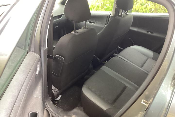 Grå Peugeot 207 fra 2010