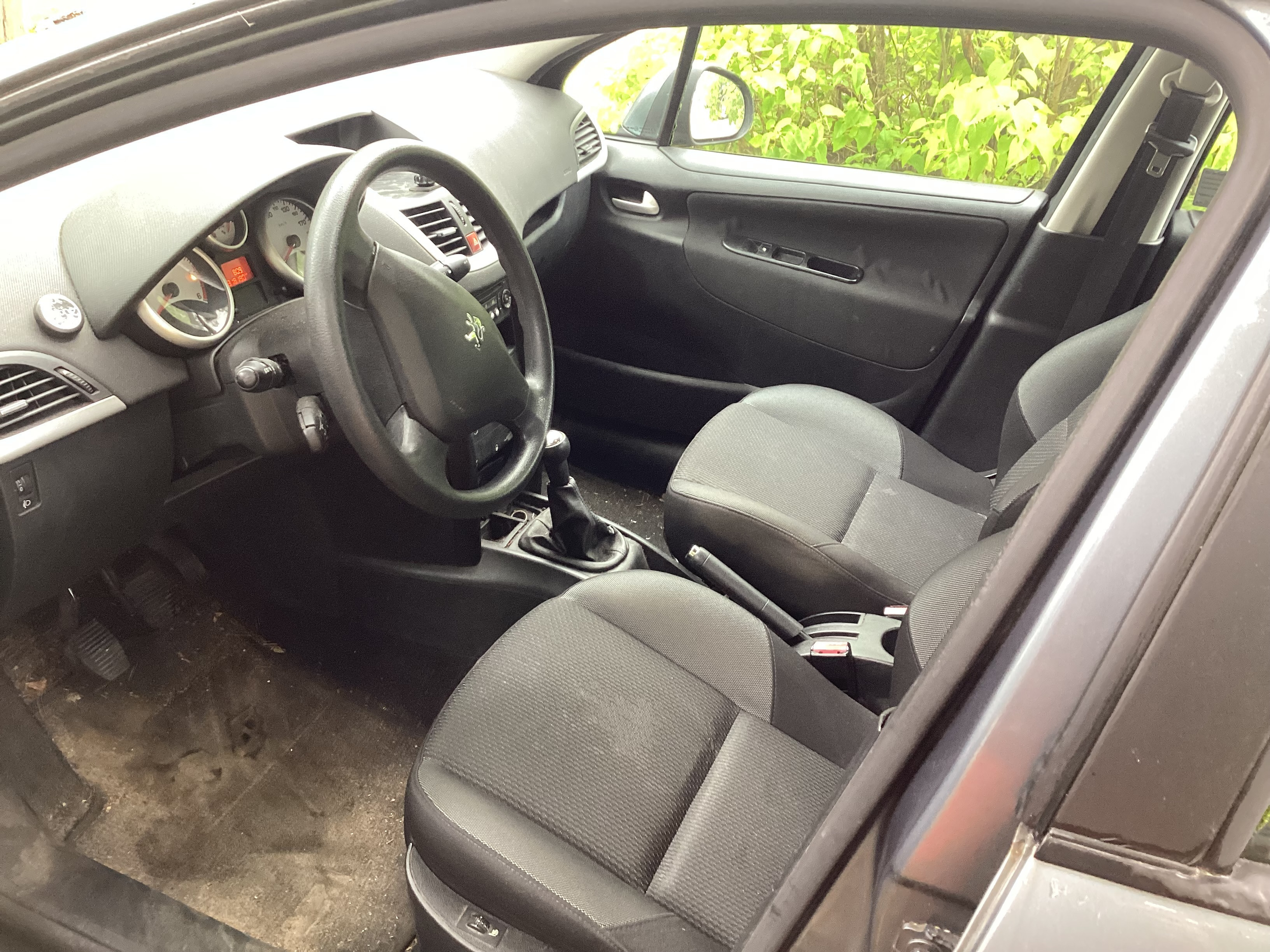 Grå Peugeot 207 fra 2010