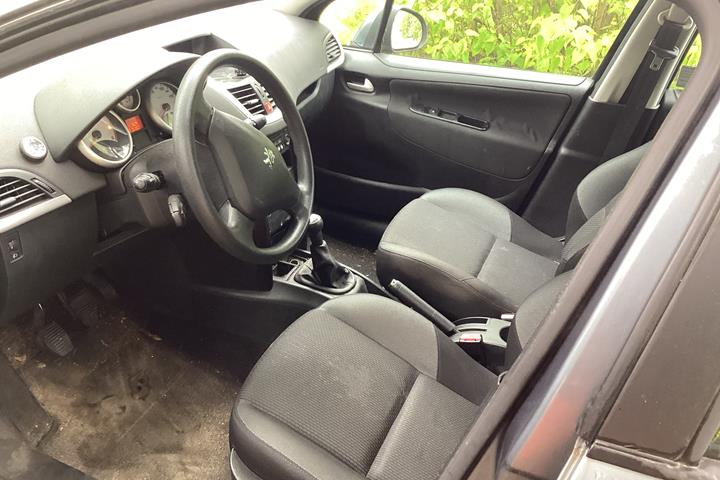 Grå Peugeot 207 fra 2010