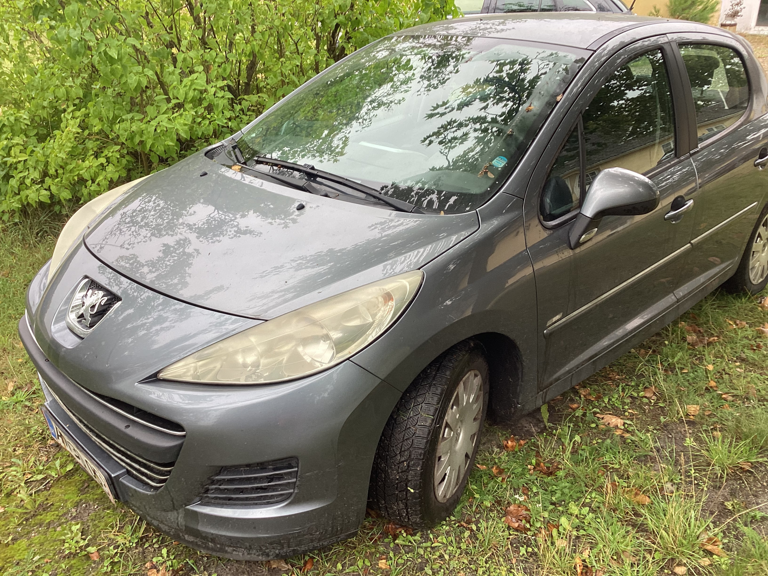 Grå Peugeot 207 fra 2010