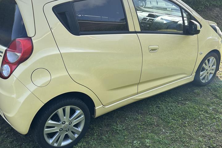 Gul Chevrolet Spark fra 2013