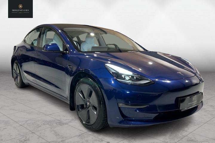Blå Tesla Model 3 fra 2023 set udefra