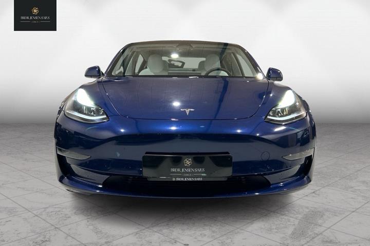 Blå Tesla Model 3 fra 2023