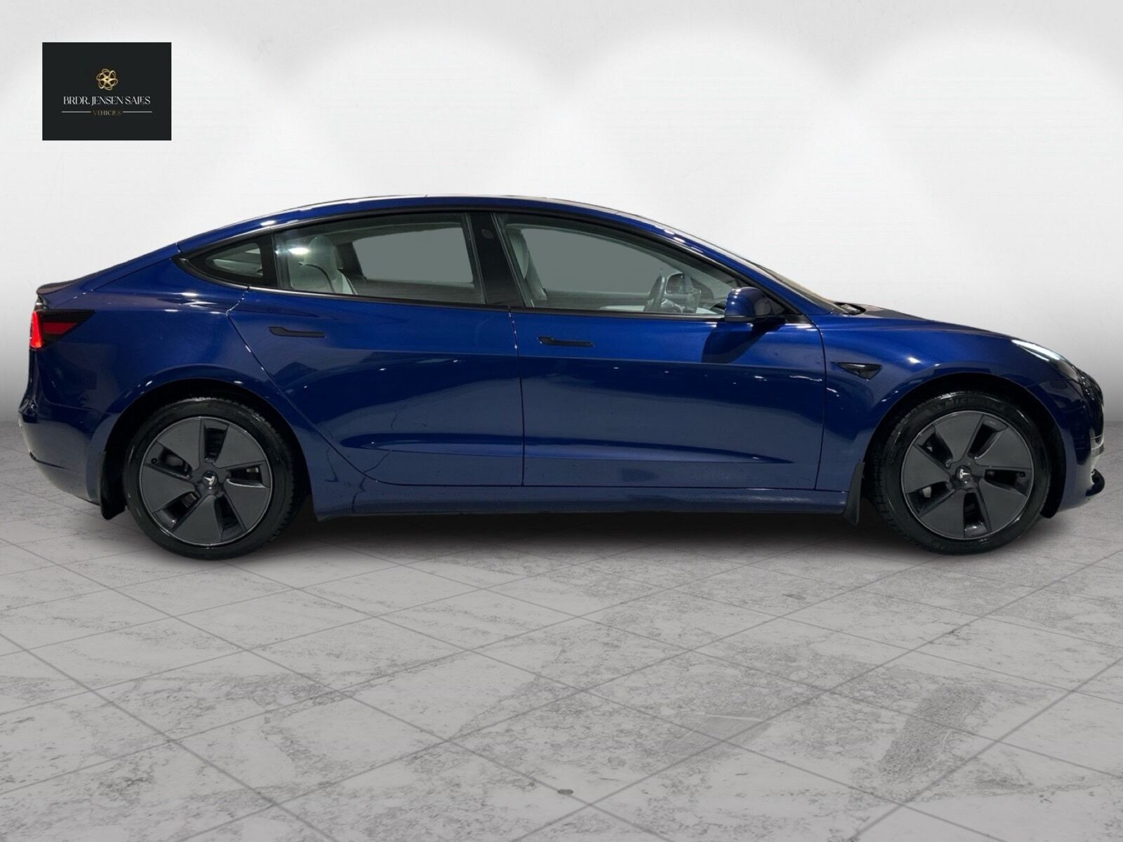 Blå Tesla Model 3 fra 2023