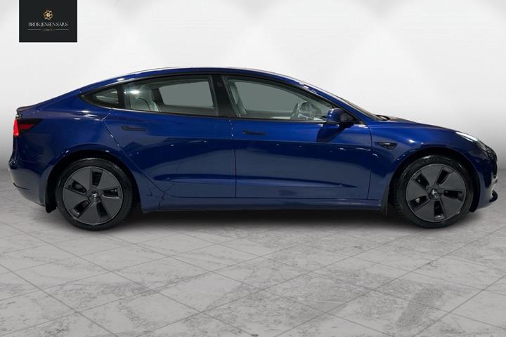 Blå Tesla Model 3 fra 2023