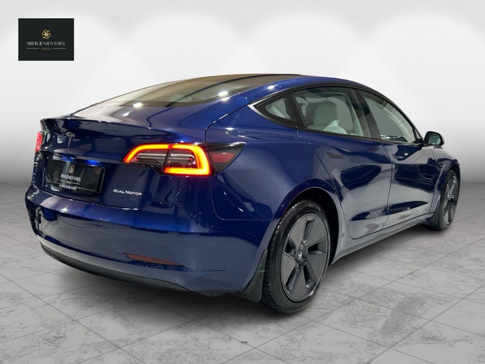 Blå Tesla Model 3 fra 2023
