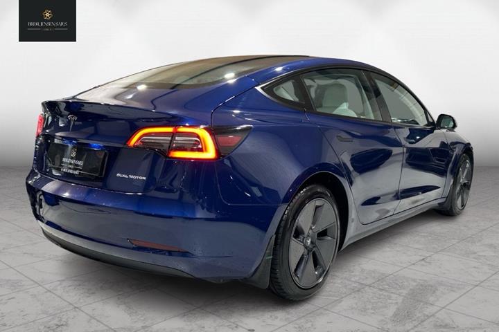 Blå Tesla Model 3 fra 2023