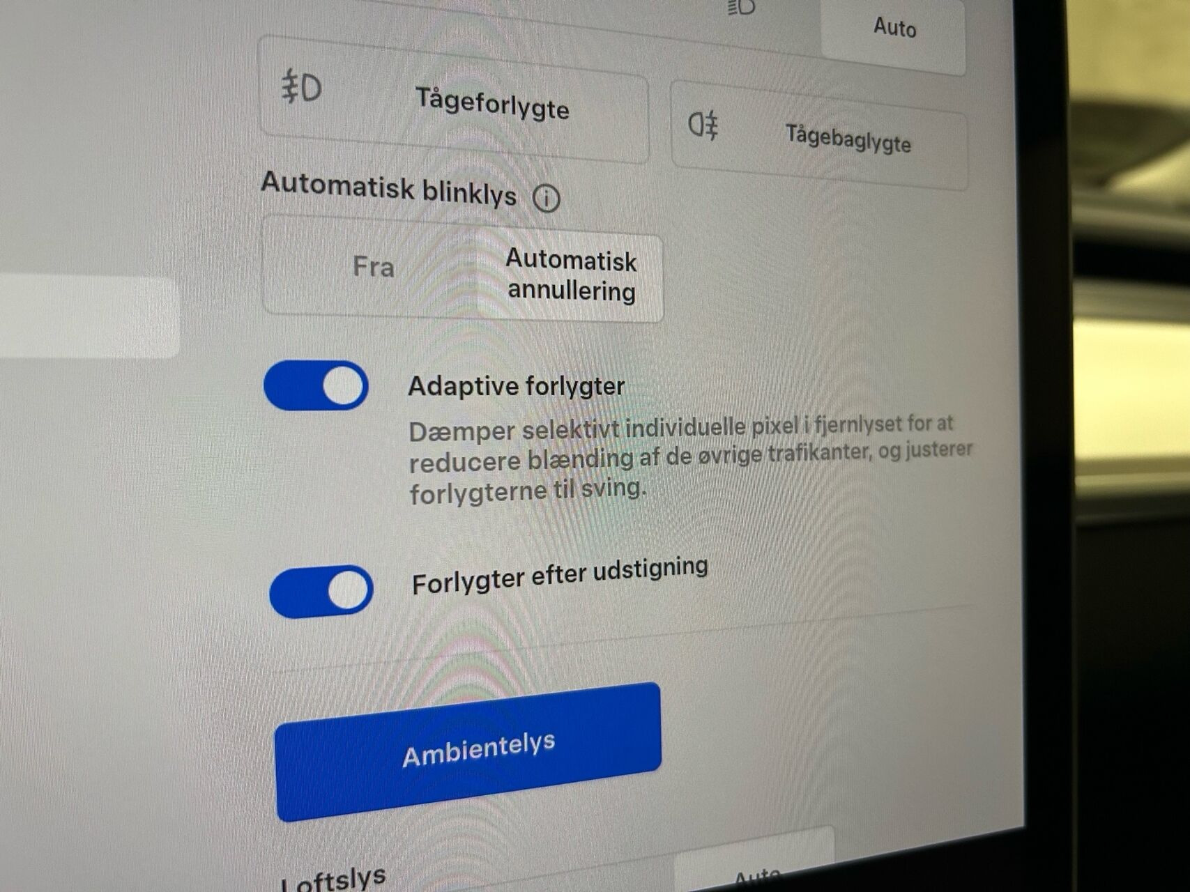 Blå Tesla Model 3 fra 2023
