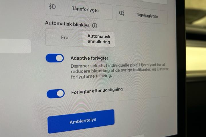 Blå Tesla Model 3 fra 2023
