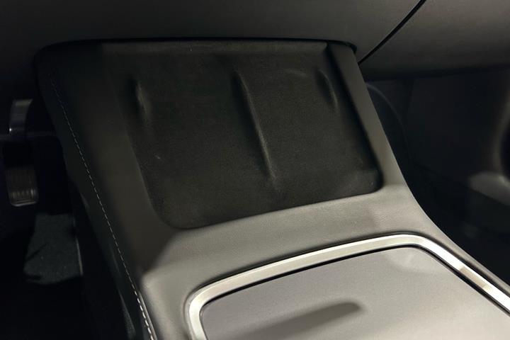 Blå Tesla Model 3 fra 2023