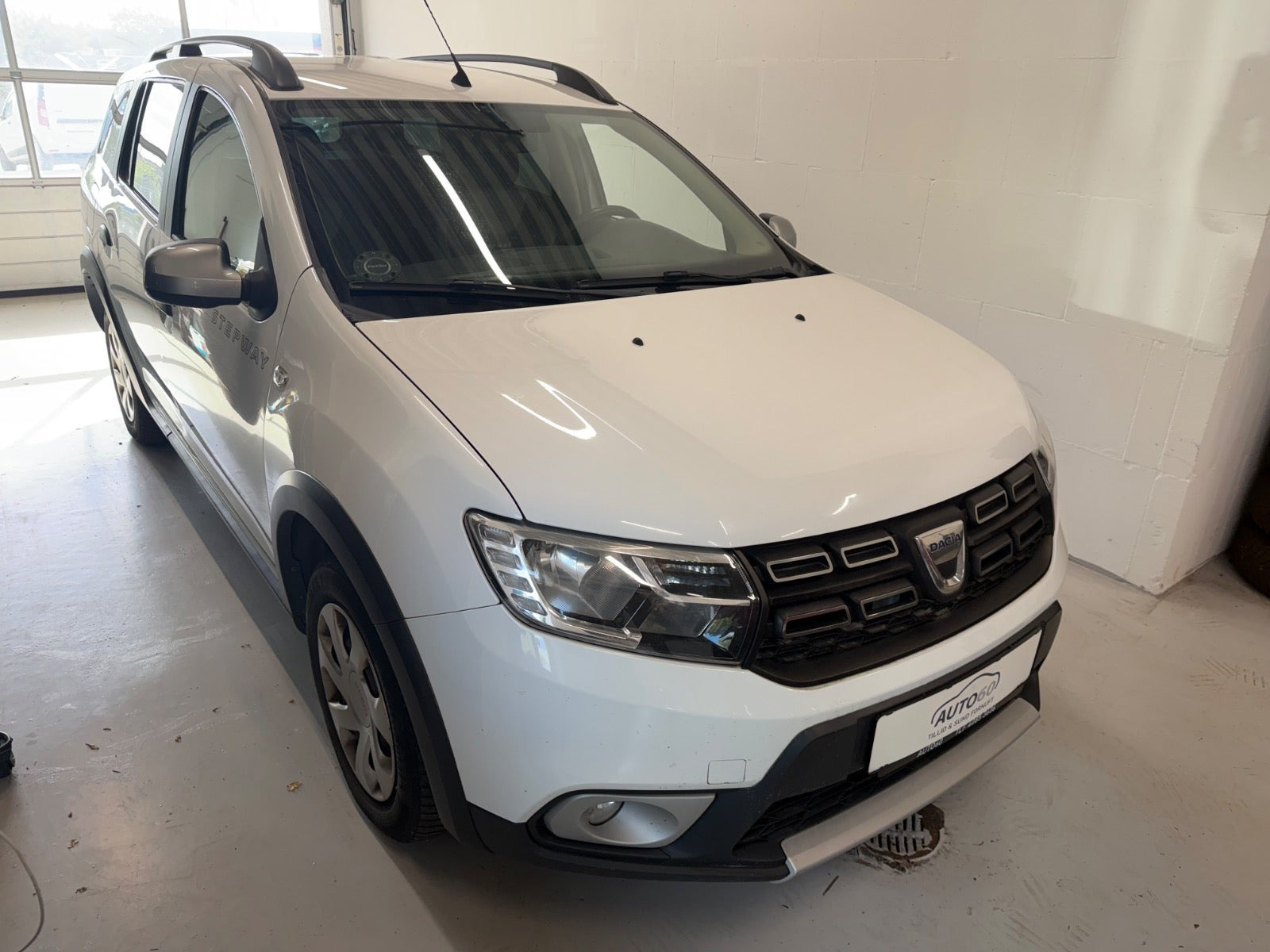 Hvid Dacia Logan Stepway fra 2018