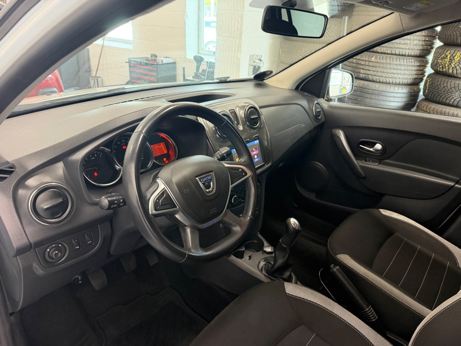 Hvid Dacia Logan Stepway fra 2018
