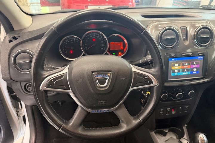 Hvid Dacia Logan Stepway fra 2018
