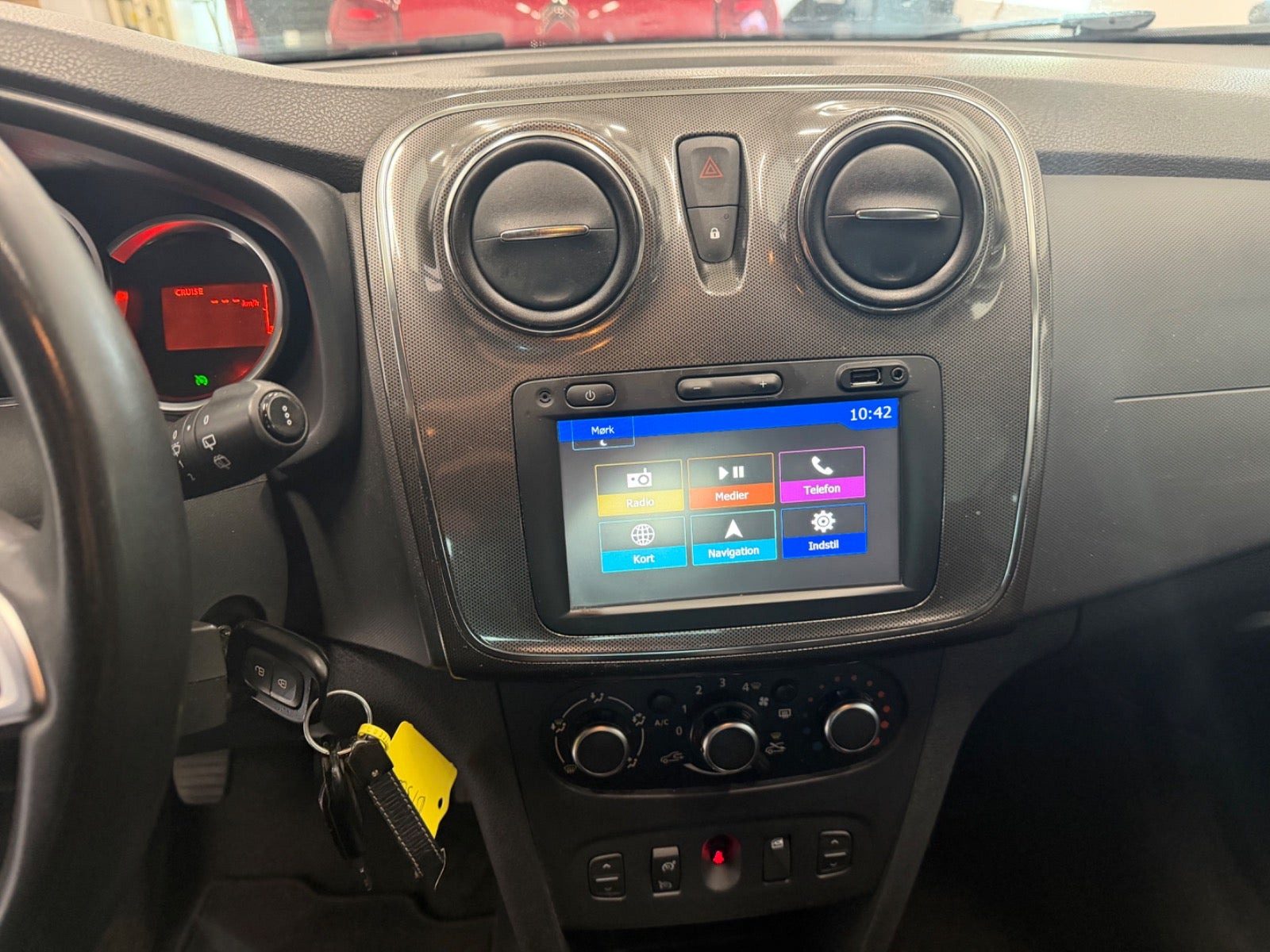 Hvid Dacia Logan Stepway fra 2018