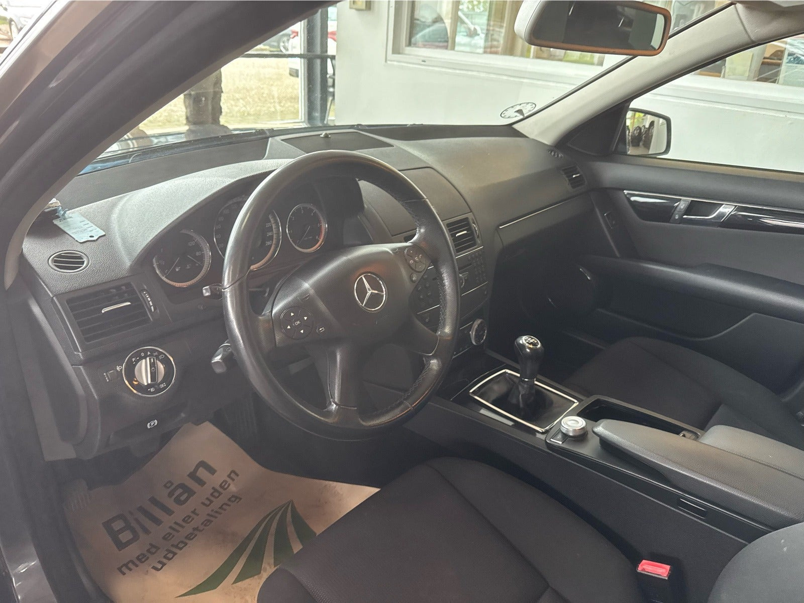 Grå Mercedes C200 fra 2010