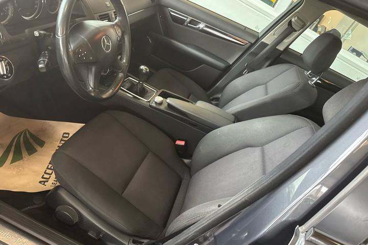 Grå Mercedes C200 fra 2010