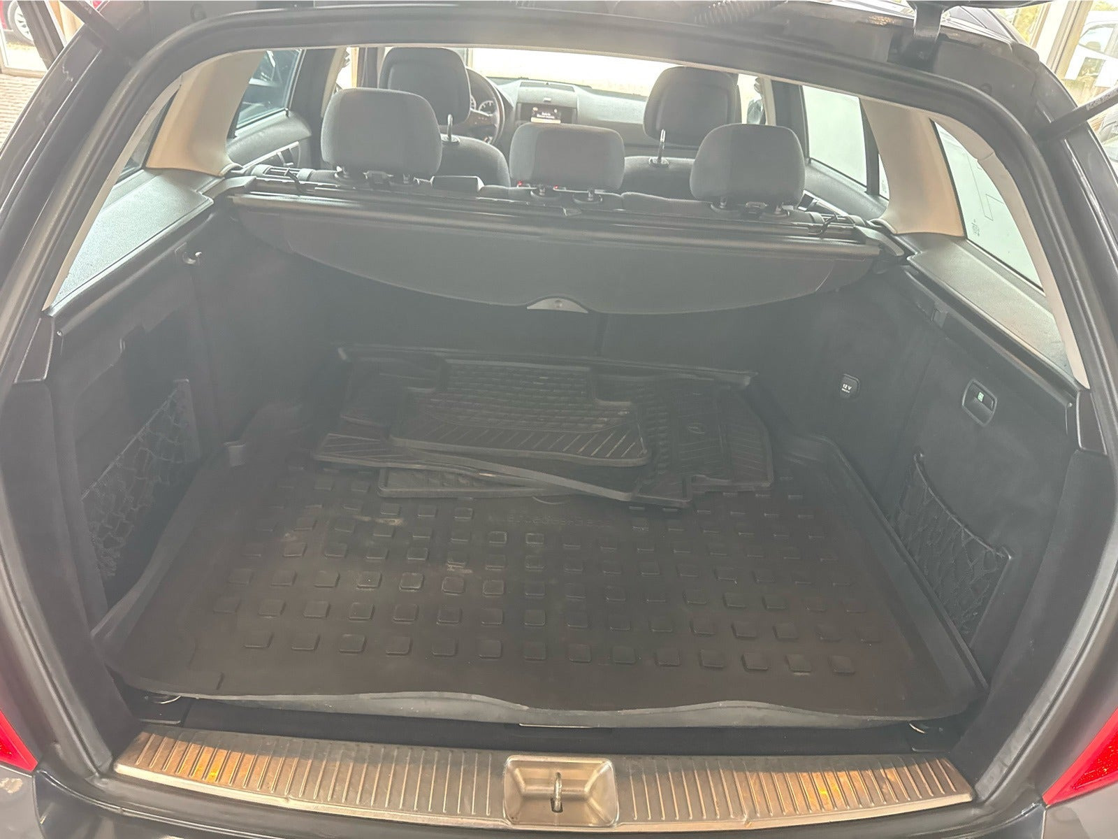Grå Mercedes C200 fra 2010