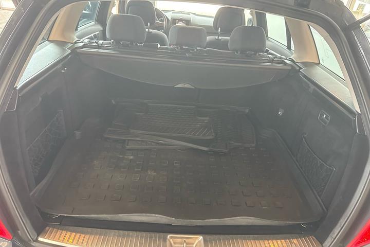 Grå Mercedes C200 fra 2010