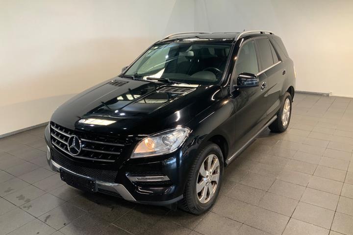 Sort Mercedes ML350 fra 2013 set udefra