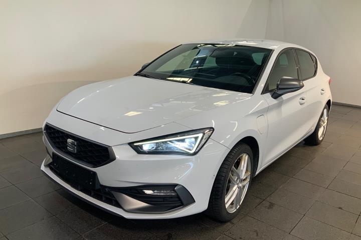 Hvid Seat Leon fra 2021 set udefra