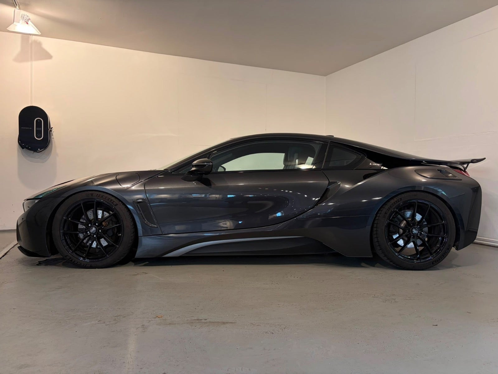Grå BMW i8 fra 2019