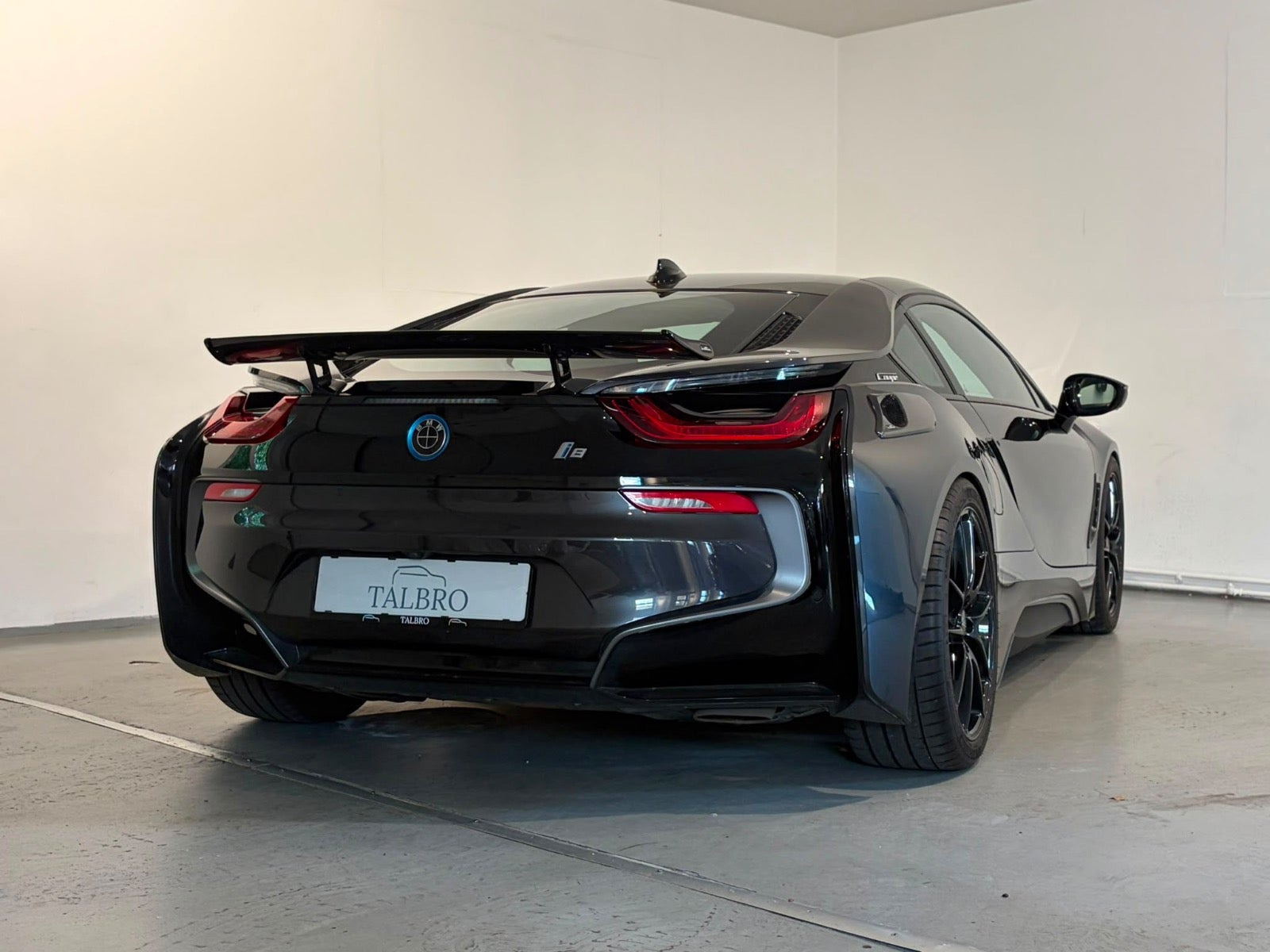 Grå BMW i8 fra 2019