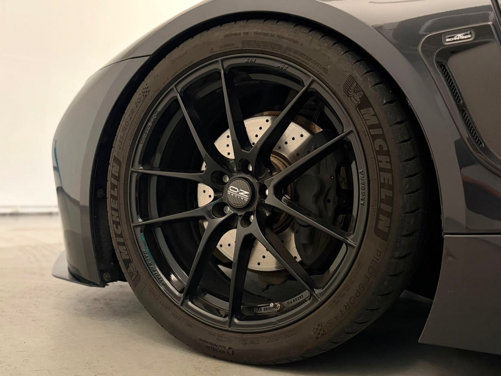 Grå BMW i8 fra 2019
