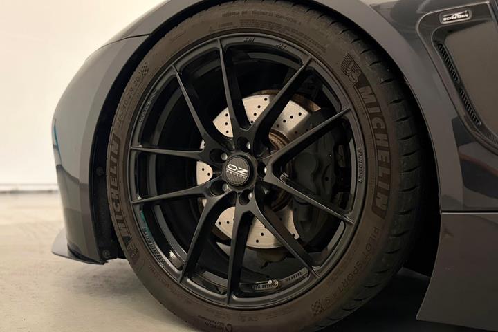 Grå BMW i8 fra 2019