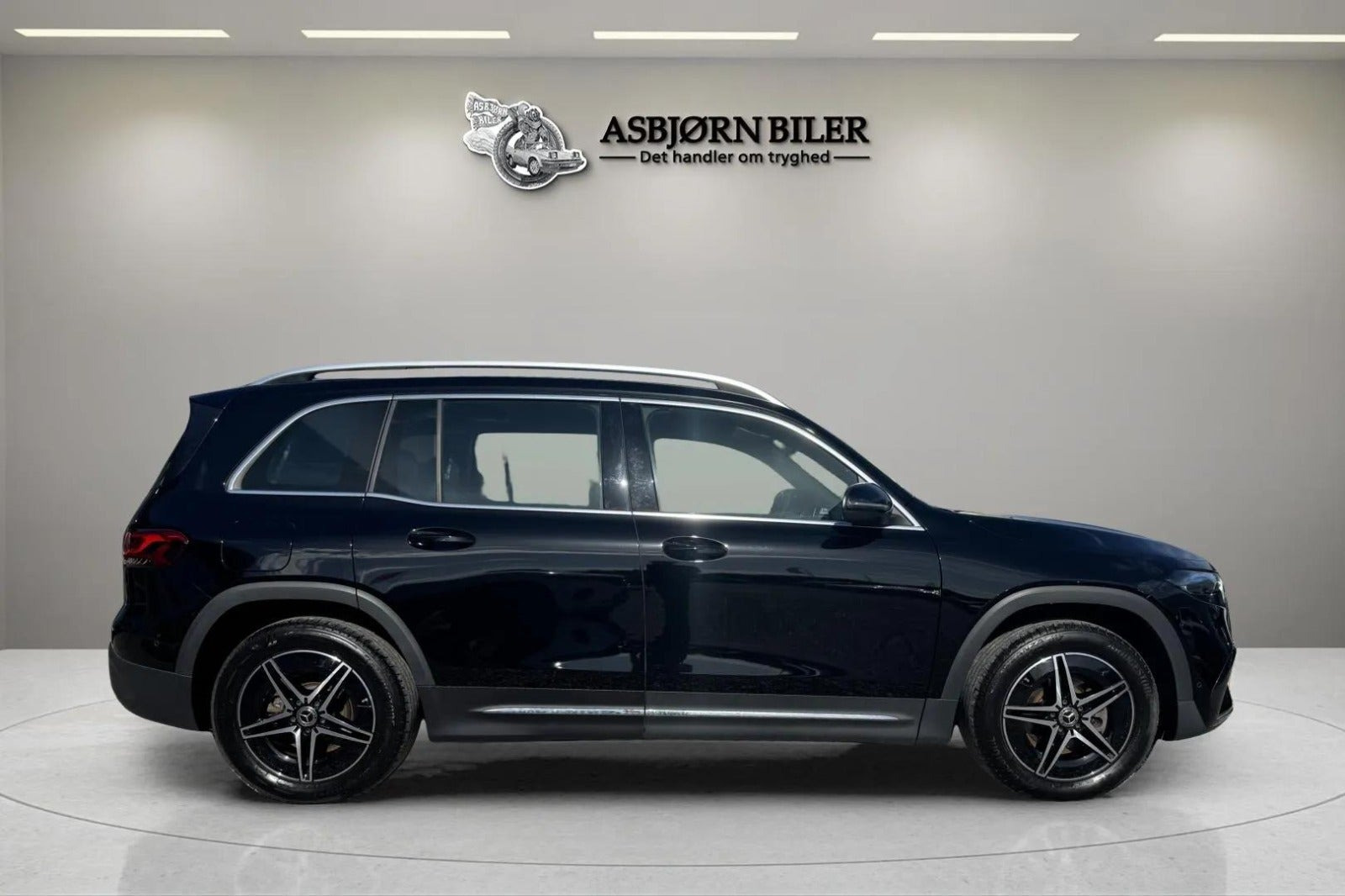 Sort Mercedes EQB250+ fra 2023