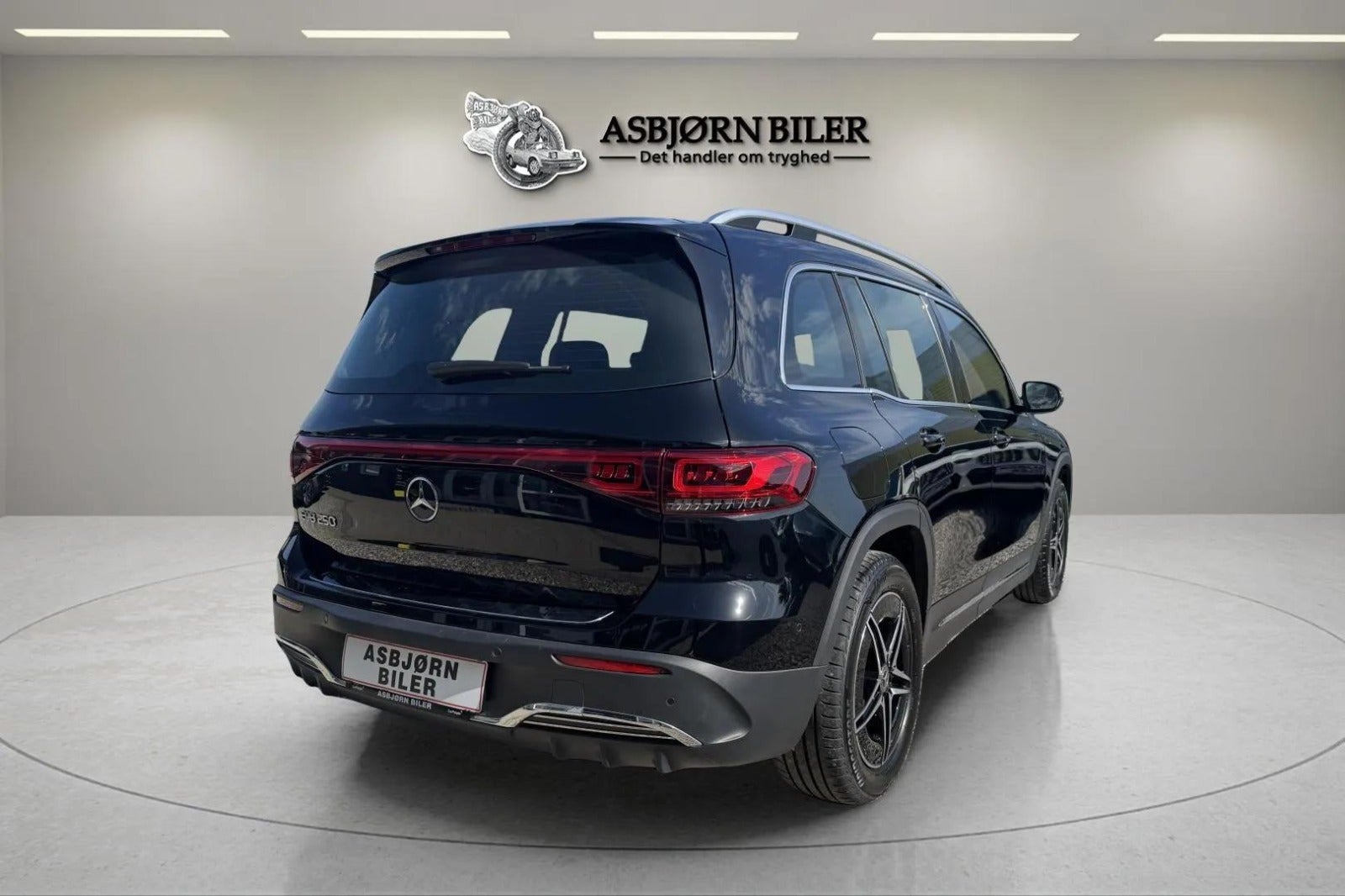 Sort Mercedes EQB250+ fra 2023