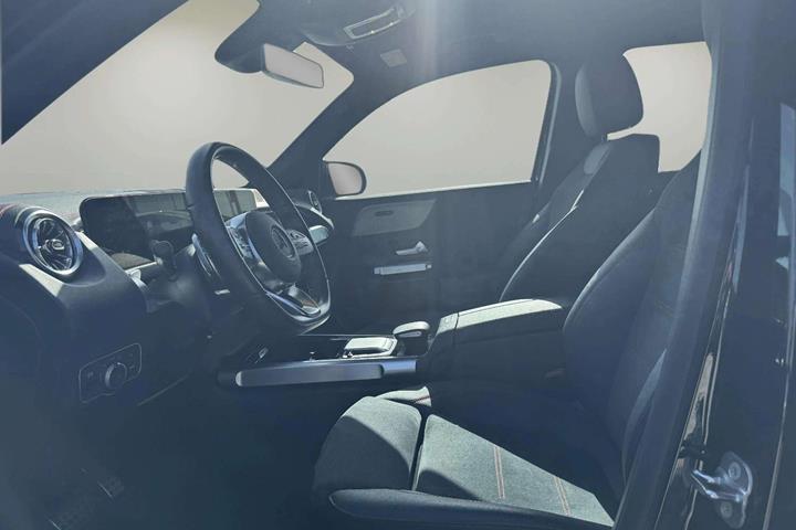 Sort Mercedes EQB250+ fra 2023