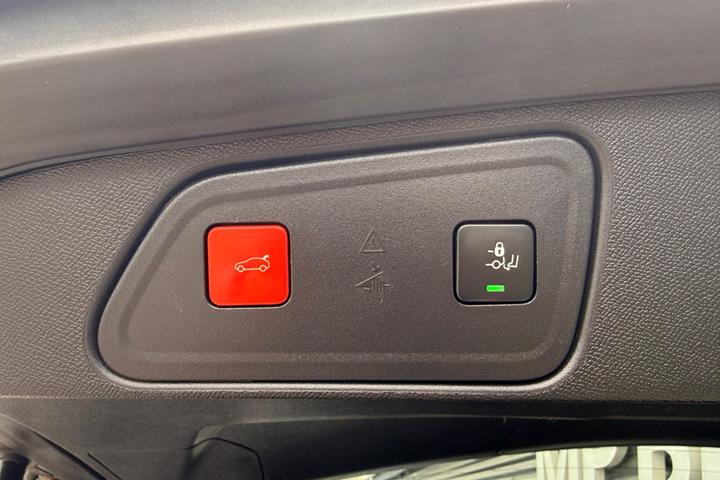 Sølv Peugeot 3008 fra 2022