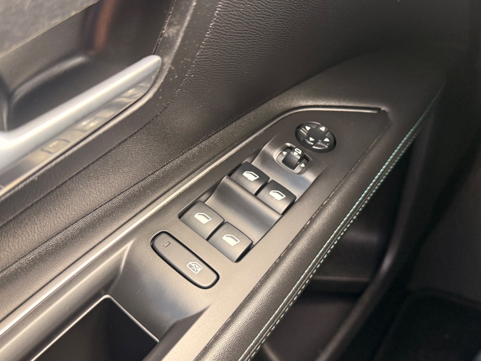 Sølv Peugeot 3008 fra 2022