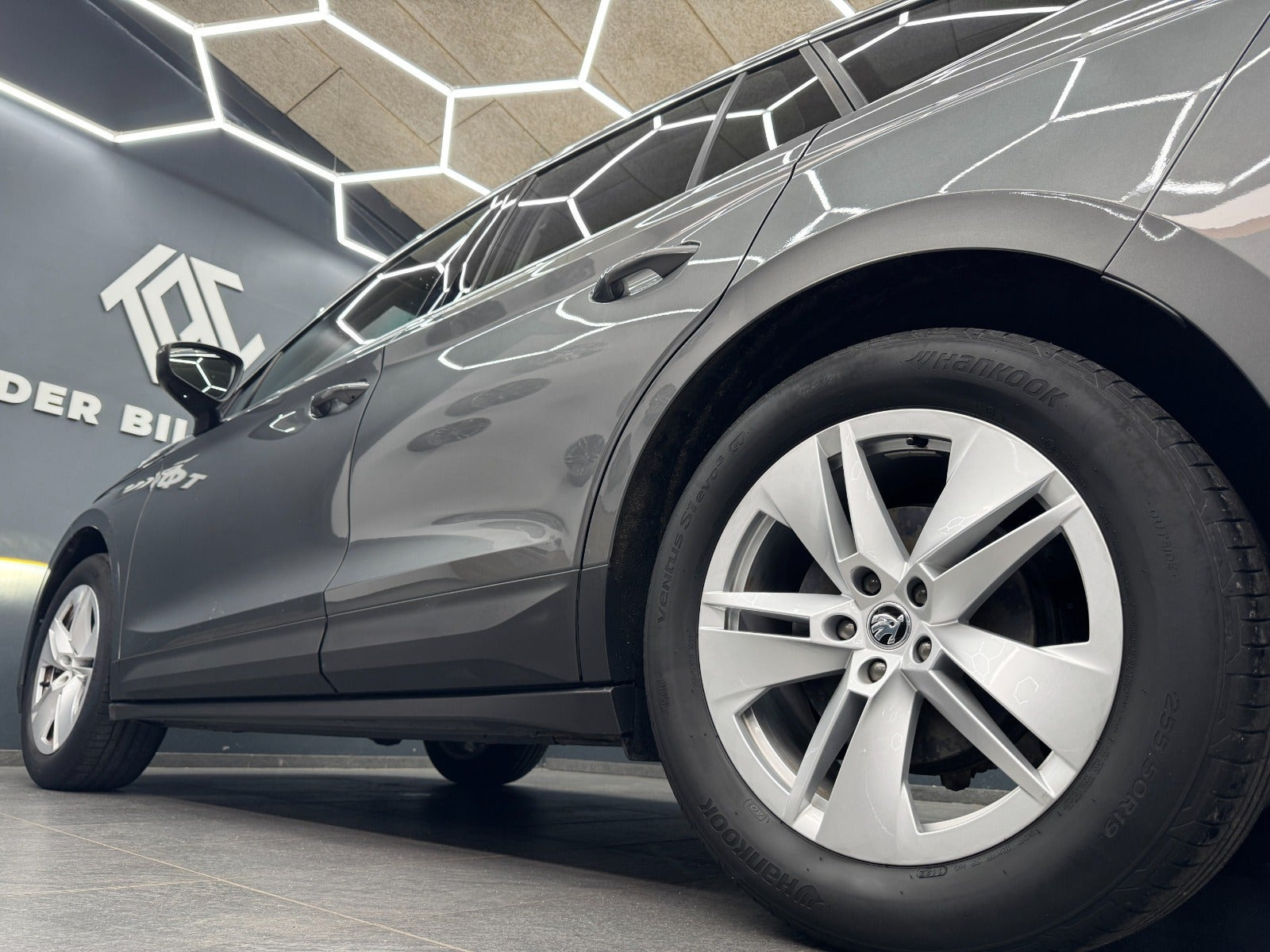 Grå Skoda Enyaq fra 2022