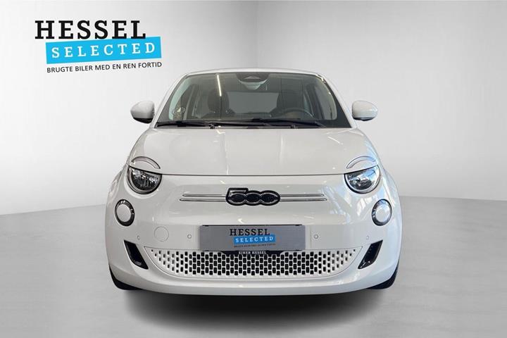 Hvid Fiat 500e fra 2024